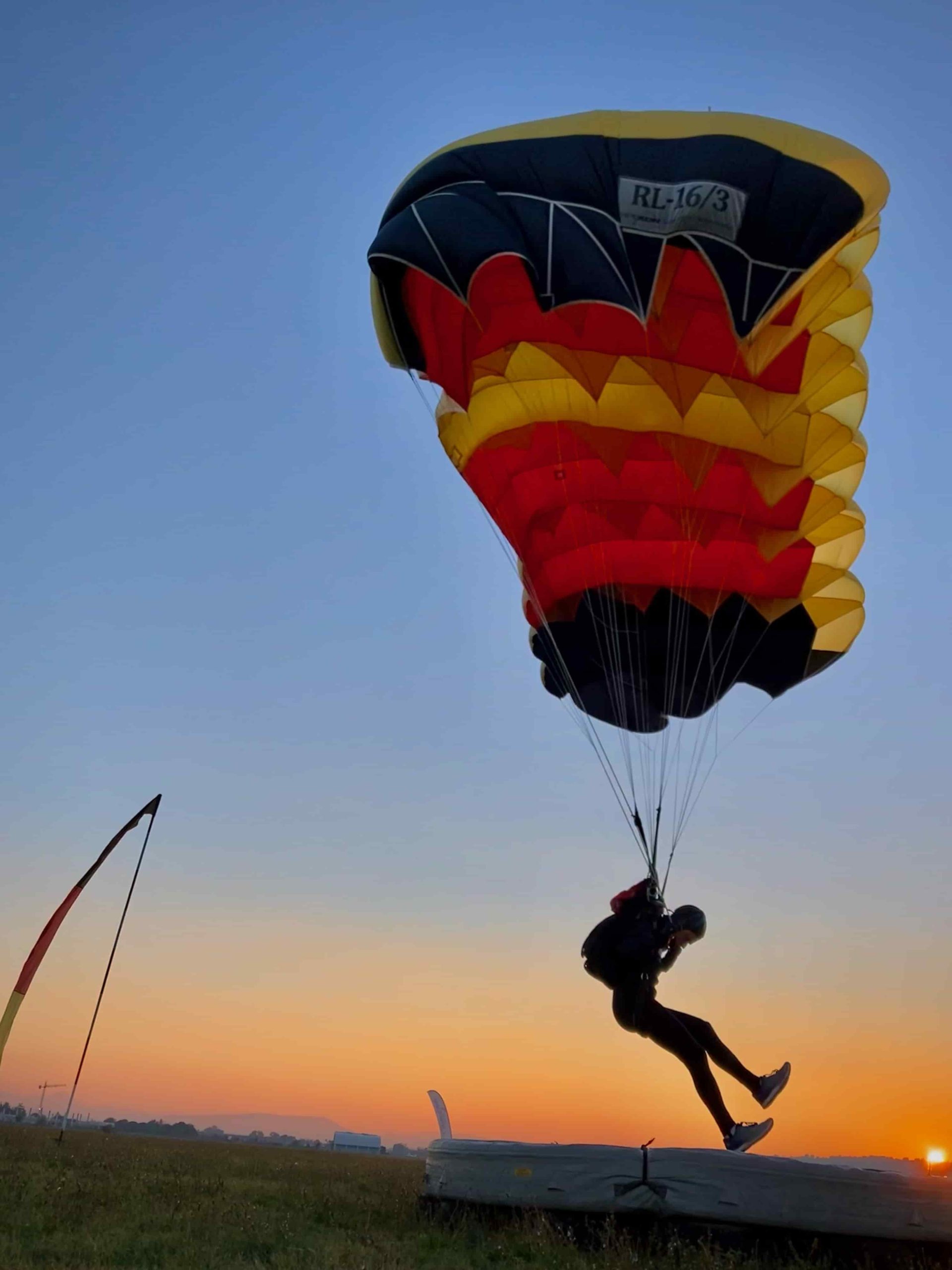 Fallschirm-Show-Zielsprung-Wiesner-sunset